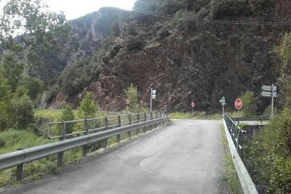 L’accés a Tírvia, on la inclinació d’una torre elèctrica testifica el moviment del pendent.