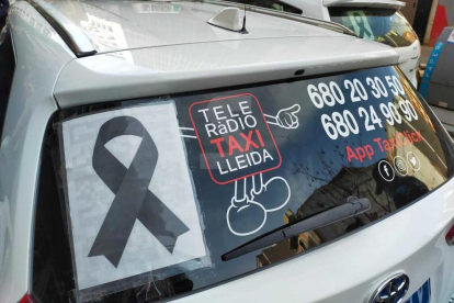 Un crespón negro en un taxi de Lleida por el asesinato del taxista en la Bordeta.