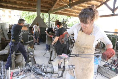 Alguns dels forjadors que participaran en la Fira del Ferro s’han afegit a l’activitat.