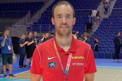 Bernat Canut, con la medalla de plata colgada al cuello.