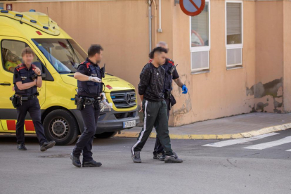 Los Mossos d’Esquadra se llevan al detenido tras ser atendido en el CAP de Almenar. 