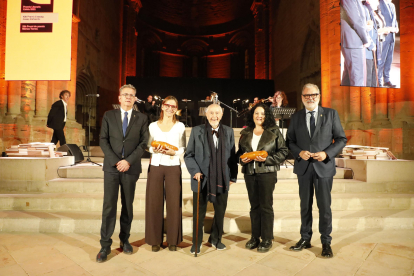 Josep Vallverdú, protagonista de la vetllada, flanquejat per les guanyadores dels premis i el president de la Diputació i l’alcalde.