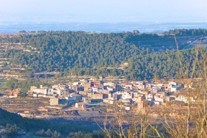 Els panells solars quedaran a menys de dos quilòmetres del poble de Rocallaura, a la foto.