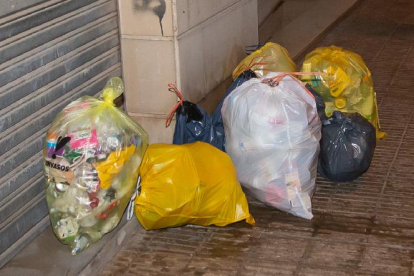 Bosses amb envasos de plàstic i de la fracció de rebuig a Pardinyes dijous, dia en què es recullen.