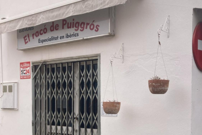 La botiga de queviures tancada de Puiggròs.