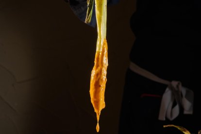 La tradició marca que els calçots es mengin dempeus.