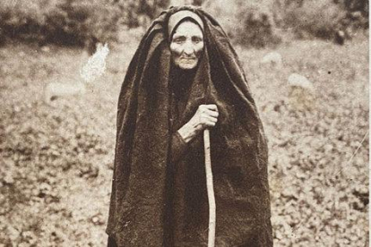 Pilar Amorós, de Los Titiriteros de Binéfar, observa un titella d’una bruixa a La Casa de los Títeres.