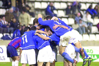 Els jugadors del Lleida celebren un gol contra el Ieclà.