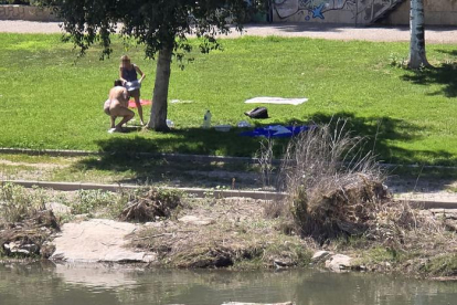 Dutxa de carrer inèdita enmig del parc de la canalització