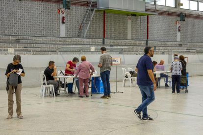 Ciutadans votant al centre habilitat al poliesportiu de la Bordeta de la capital del Segrià.