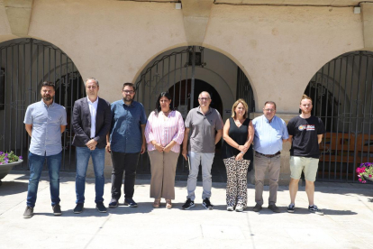 Enjuanes, primer per l’esquerra, al costat dels alcaldes i representants de consistoris del Baix Segre.