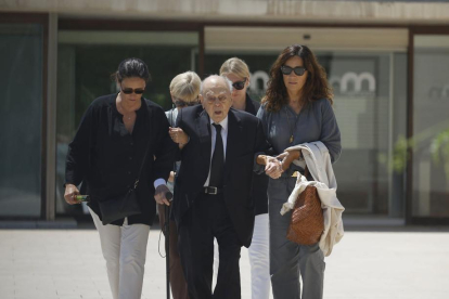 L’expresident de la Generalitat Jordi Pujol, ahir sortint de la capella ardent de la seua esposa.