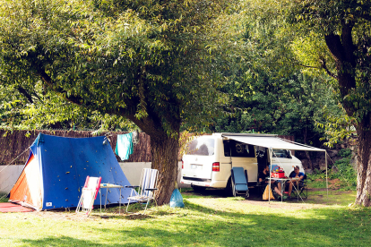 Imatge d'uns campistes allotjats en un càmping lleidatà durant aquest estiu.