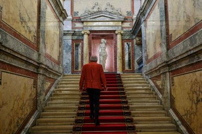 hotel imperial. El guia local Michael Moser pujant les majestuoses escales de l’Hotel Imperial, un dels allotjaments històrics més exclusius de la ciutat. - SEGRE