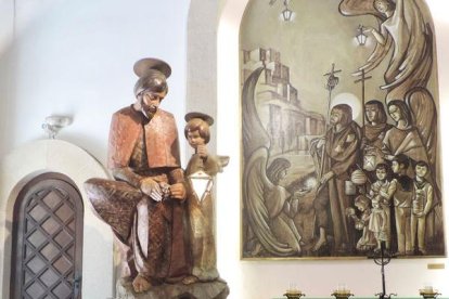 peu del romeu. Situada a la confluència entre els carrers Major i Cavallers, és una capella dedicada a sant Jaume. - SEGRE