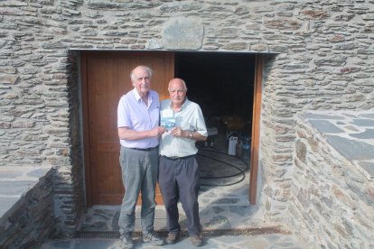 Jacint i Esteve Sarroca, amb un exemplar de ‘Casa Ascolà’.