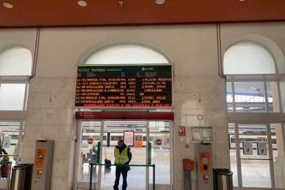 Un cartell informació a l'estació de Lleida aquest dilluns al matí.