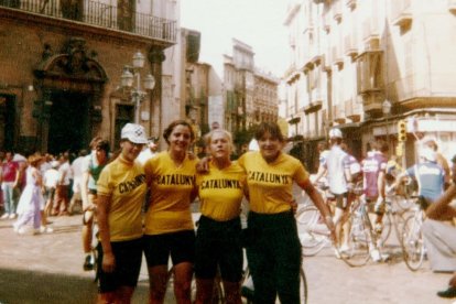 La lleidatana, amb gorra, el 1981 amb les companyes de selecció.
