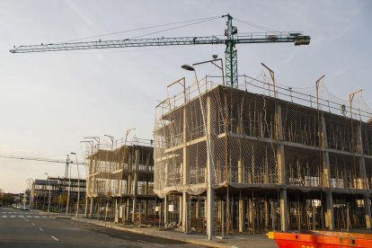 Imatge d’un bloc de pisos en construcció a Lleida ciutat. - INGRID SEGURA