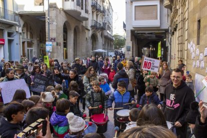 La protesta de les famílies i alumnes de les escoles Espiga i Alba va estar animada per una batucada (a l’esquerra) i els participants van mostrar cartells reivindicatius. - ROGER BARRAGÁN