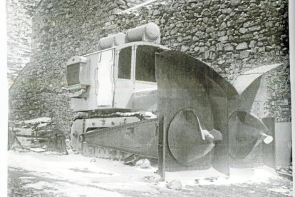 La primera llevaneu. Va ser una Benach, fabricada a Sant Sadurní d’Anoia i traslladada a Aran el 1929. A la imatge, al costat de l’ermita de la Mare de Déu de les Ares. La seua arribada va implicar avançar un mes i mig l’obertura del port.