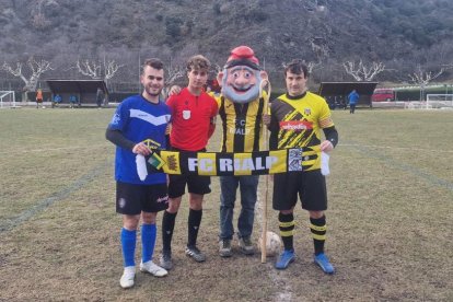 El Solsona B va rebre el cap de setmana passat la bufanda del Rialp. - FC RIALP