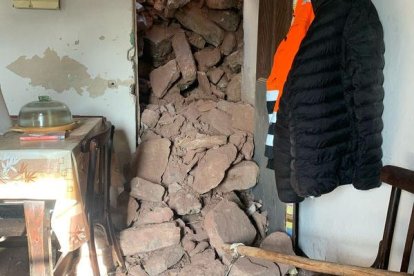 Les roques van enderrocar la porta d’entrada d’una de les cases i van arribar al saló. - EMD SELLUI