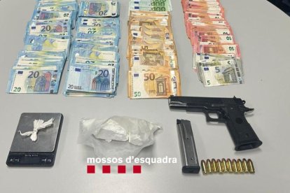 Imatge de les càmeres de seguretat, els 20.115 euros, els 201 grams de cocaïna i la pistola. - MOSSOS D’ESQUADRA