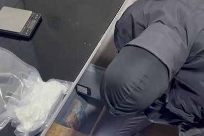 Imatge de la cocaïna i els diners a la caixa forta. - MOSSOS D’ESQUADRA