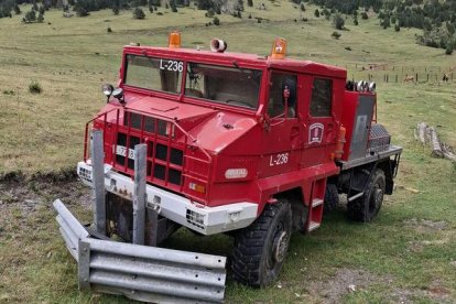 El camió de bombers de Cases a Tor, amb una pala per utilitzar-lo com a llevaneu. - COMUNITAT DE PROPIETARIS DE TOR