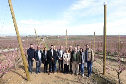 La visita del ministre, amb autoritats locals i del Govern central als camps florits d’Aitona. - I. GÓMEZ