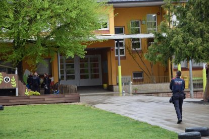 El col·legi Pau Claris es va omplir ahir de mossos d’esquadra i de policies locals. - C.SANS
