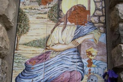 Danys al mural de rajoles (rostre i vil·la). - LAIA PEDRÓS