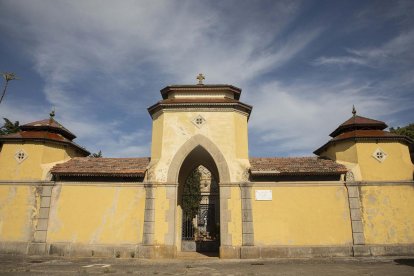 El cementiri de Montornès de Segarra es troba en un turó que presideix el nucli de població. - C.MARSIÑACH