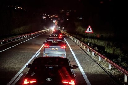 L’accident va tallar la carretera i va provocar cues. - JORDI SOLÉ/DIARI D’ANDORRA