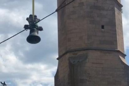 Desmunten la campana 1747 de Granyena de Segarra per restaurar-la