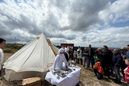 Els grups de recreació històrica van muntar un hospital de campanya. - AJUNTAMENT D’ALMATRET