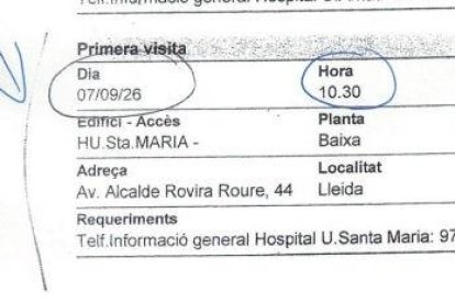 Un any i un any i mig per visitar el traumatòleg. Les imatges de la dreta mostren les cites que dos pacients lleidatans han rebut (la segona és de l’abril passat) per a aquesta especialitat, totes dos per a l’any 2026. El servei té les consultes a l’hospital Santa Maria. - AMADO FORROLLA