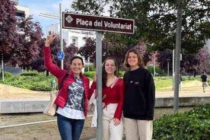 Laura Tosi, d’Itàlia i, Ayshe Soykiray, de Xipre, amb la responsable del programa a l'Ajuntament de Lleida, Elena Aranda, a la plaça del Voluntariat el passat 9 de maig amb motiu del Dia d’Europa