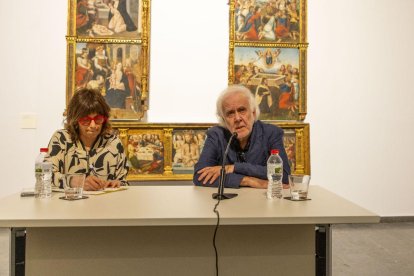 Ramón Andrés, ahir a la nit durant la seua conferència, amb la directora del Museu de Lleida. - JORDI ECHEVARRIA