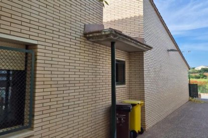 Una de les zones per on van saltar els intrusos a l’escola Els Planells.