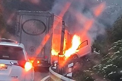 La col·lisió entre els dos vehicles va produir un incendi.