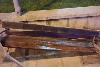 El banc destrossat per l’impacte del vehicle a Almenar. - GM ALMENAR
