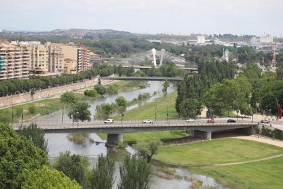 Vista del tram central de la canalització del Segre. - JORDI ECHEVARRIA