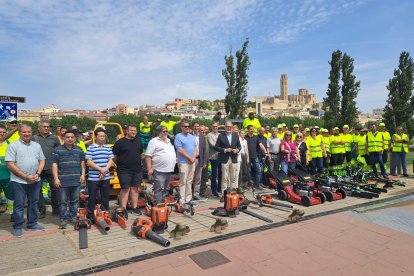 La presentación del nuevo servicio de jardinería se ha hecho en la plaza Blas Infante con el alcalde y varios representantes municipales, de las empresas concesionarias y vecinales.