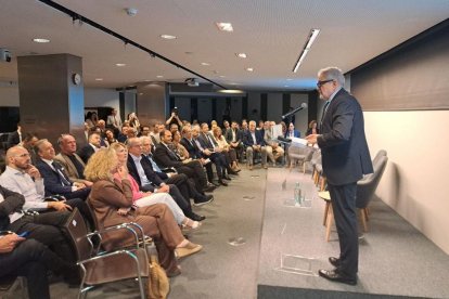 L’alcalde, Fèlix Larrosa, en la seua intervenció al Cercle d’Economia de Barcelona, ahir. - SCD