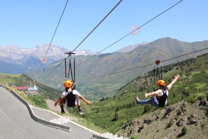Primers usuaris de la nova tirolina de 200 metres de l'estació de Boí Taüll