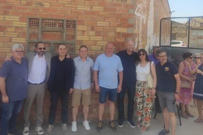 Jordi Cruyff, entre autoritats i directius, després de descobrir la placa del carrer amb el nom del seu pare. - IMMA CARRASCÓS