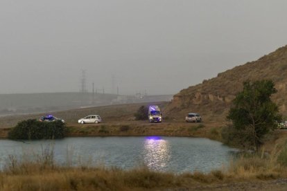 Els serveis d’emergències ahir al lloc de l’ofegament en un pantà a Alcarràs. - JORDI ECHEVARRIA