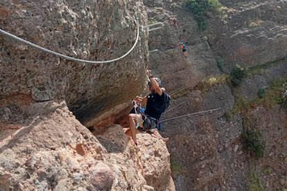 Un escalador disfrutando del recorrido.